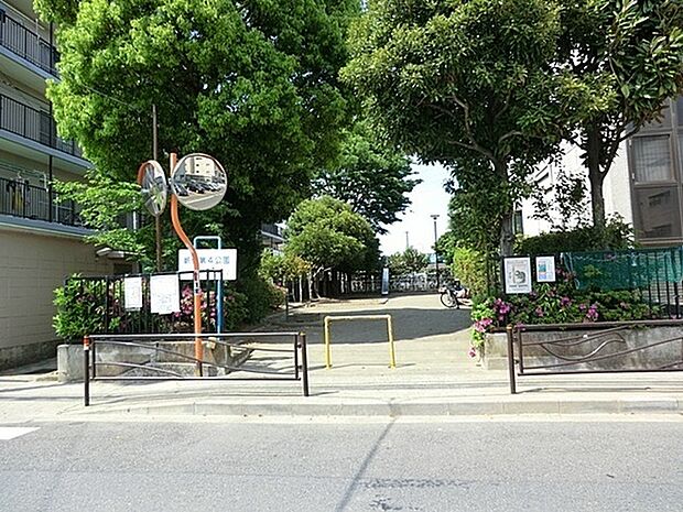 新作第4公園まで521m、住宅街の比較的広めな公園です。遊び場には砂場、ブランコすべり台があります。