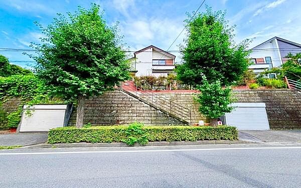 《外観》　■一戸建ての多いエリア、静かで落ち着いた雰囲気。シンプルで美しいフォルム空気までクリーンになるような佇まい。心地よいライフスタイルが実現できるそんな予感。