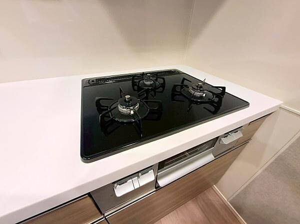 《三口ガスコンロ》 ■3つの炎が奏でる、心地よい暮らし。ビルトインガスコンロとグリルで、本格的な料理も思いのまま。明るく広々としたキッチンで、新しい日常を。