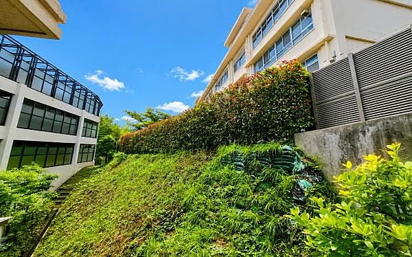 《眺望》　■目の前には気持ちの良い空が広がります。開放的で開けた空間が望めます。