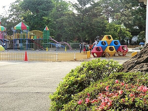 城郷幼稚園まで591m、四季折々の自然と共に、冬夏青々、個性を愛する保育に励みます。働くパパさん、ママさんを応援しています。