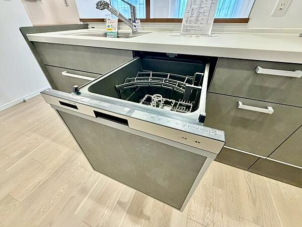 《食器洗い乾燥機》■食事後もゆっくり過ごせる食器洗い乾燥機を設置。手洗いよりもキレイに洗え、節水にもなります。