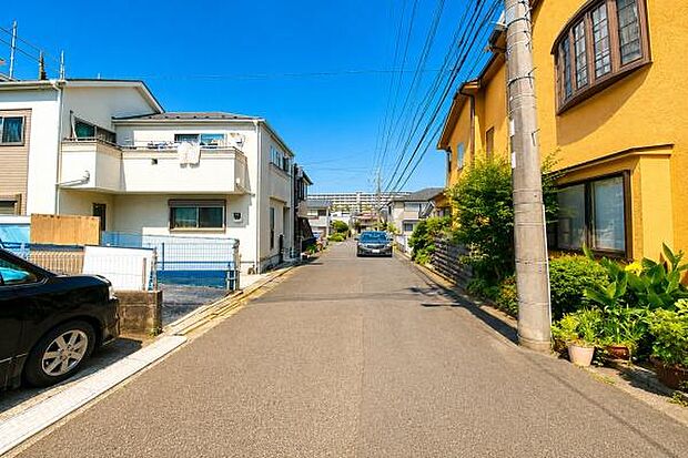 《外観》　■一戸建ての多いエリア、静かで落ち着いた雰囲気。シンプルで美しいフォルム空気までクリーンになるような佇まい。心地よいライフスタイルが実現できるそんな予感。