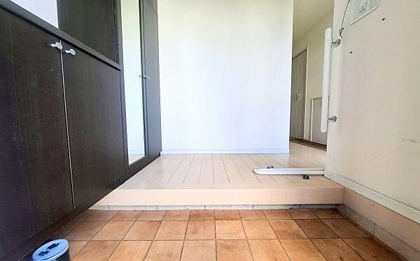 《玄関》　■玄関を開けると、エントランスホールがお出迎え。上がりがまちやシューズボックスがゆったりと構え、心地よさに包まれます。