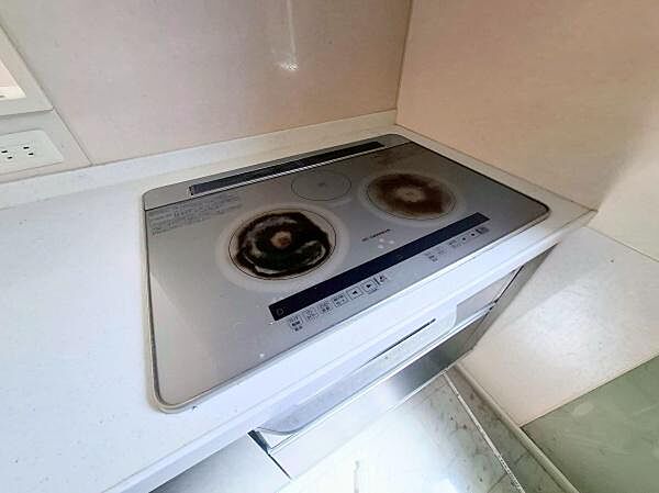 《ＩＨクッキングヒーター》 ■お手入のし易いＩＨクッキングヒーターはきれい好きの奥様にはピッタリ。加熱しすぎて焦げてしまうストレスが軽減できるのも助かりますね。