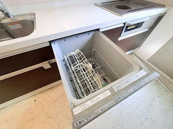 《食器洗い乾燥機》■食事後もゆっくり過ごせる食器洗い乾燥機を設置。手洗いよりもキレイに洗え、節水にもなります。