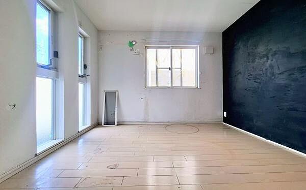《子供部屋》　■お子様の成長を優しく見守る、明るい子供部屋。遊んだり、学んだり、時には一人の時間を過ごしたりと健やかな毎日を育む大切な場所。未来への第一歩を育む、かけがえのない空間です。