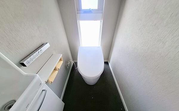 《トイレ》　■トイレは明るい空間で清潔感があります。