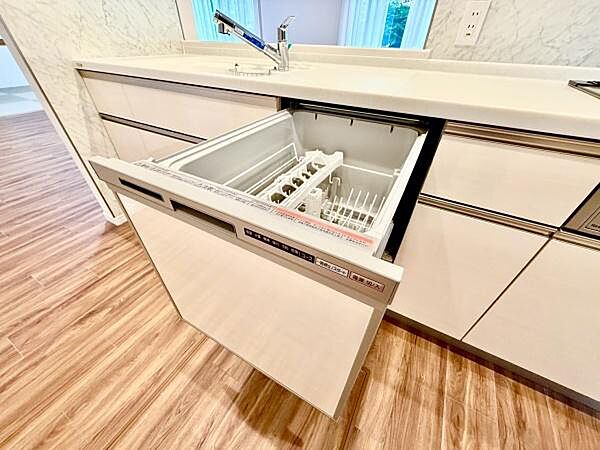 《食器洗い乾燥機》■食事後もゆっくり過ごせる食器洗い乾燥機を設置。手洗いよりもキレイに洗え、節水にもなります。