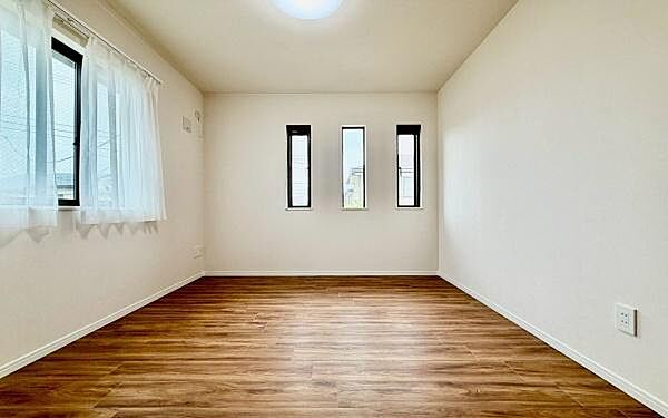 《子供部屋》　■机とべットを入れても十分な広さ。。お子様の勉強部屋に。