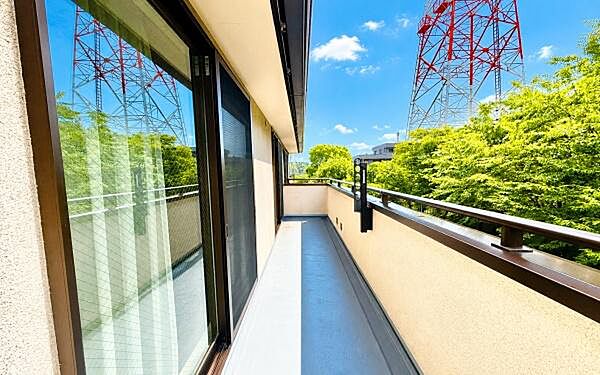 《バルコニー》　■陽当りも良く、洗濯物も良く乾きそうです。