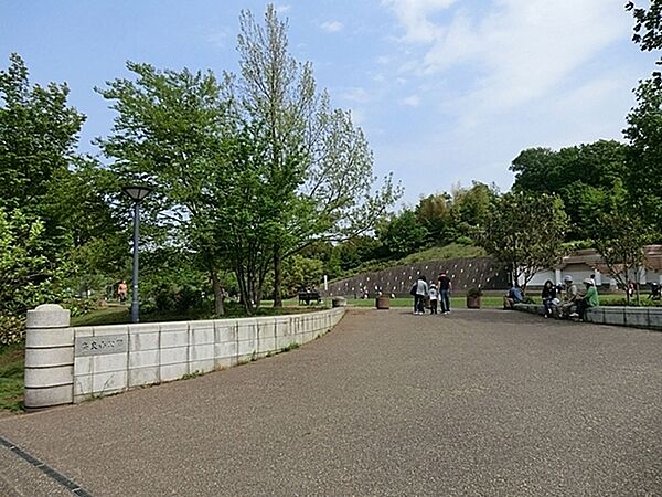 奈良山公園まで667m、広い芝生広場があり、とても開放的な公園です。