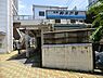 周辺：京急東神奈川駅（旧：仲木戸駅）まで1113m、JR線東神奈川駅とペデストリアンデッキで結ばれており、利便性の良い駅。