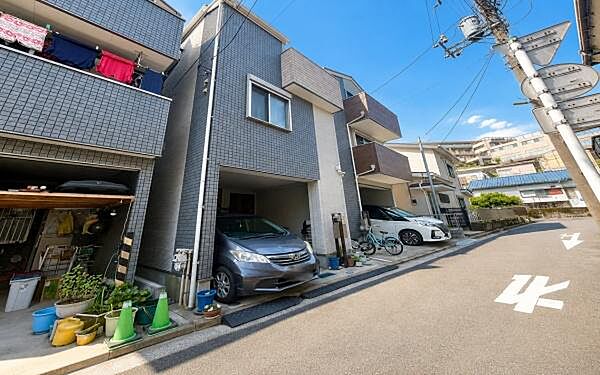 《前面道路》　■落ち着いた住環境です。