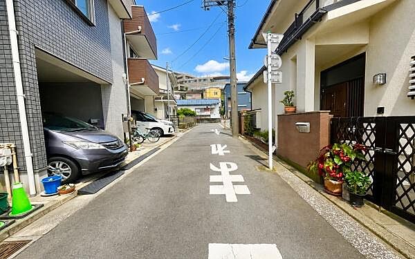 《前面道路》　■道路と敷地はフラットな地形です。
