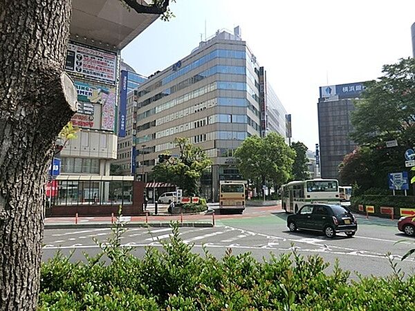 ダイソー横浜駅前西口店まで998m、家庭用品、おもちゃ、文房具、インテリア、弁当グッズ、ギフトなどを取り揃えた雑貨チェーン店。