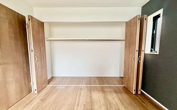 《収納》 ■室内をいつもすっきり保てる、収納力のあるクローゼット。ハンガーパイプと棚板で衣類の整理整頓がしやすく、日々の暮らしをスマートにサポート。