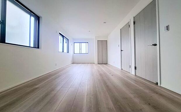 《寝室》 ■朝から日差しいっぱい、早起きしたくなる洋室。ベッドを置いてもゆとりを感じられる。窓からの朝日が心地よい目覚めへと誘います。ゆとりある広さを確保し、心地よいプライベートタイムを演出します。