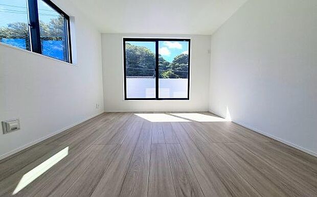 《寝室》 ■朝から日差しいっぱい、早起きしたくなる洋室。ベッドを置いてもゆとりを感じられる。窓からの朝日が心地よい目覚めへと誘います。ゆとりある広さを確保し、心地よいプライベートタイムを演出します。