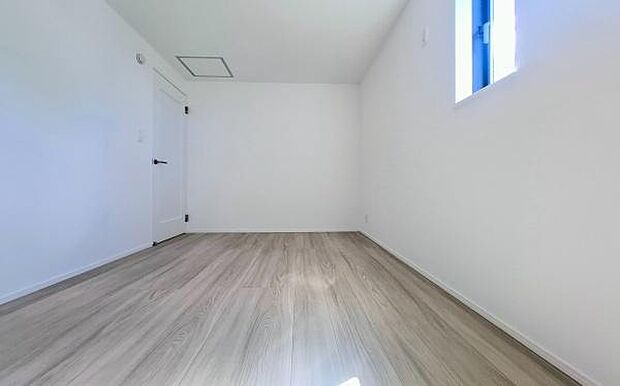 《子供部屋》　■お子様の成長を優しく見守る、明るい子供部屋。遊んだり、学んだり、時には一人の時間を過ごしたりと健やかな毎日を育む大切な場所。未来への第一歩を育む、かけがえのない空間です。