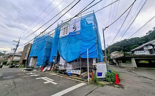 《前面道路》 ■道路と敷地はフラットな地形です。