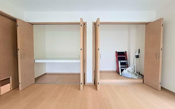 《収納》　■室内をいつもすっきり保てる、収納力のあるクローゼット。ハンガーパイプと棚板で衣類の整理整頓がしやすく、日々の暮らしをスマートにサポート。