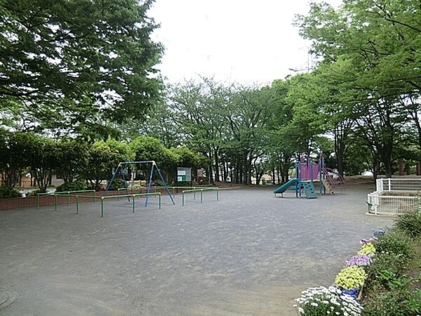 日限山公園まで1096m、少年野球場と、遊具スペース、広場とに分かれています。