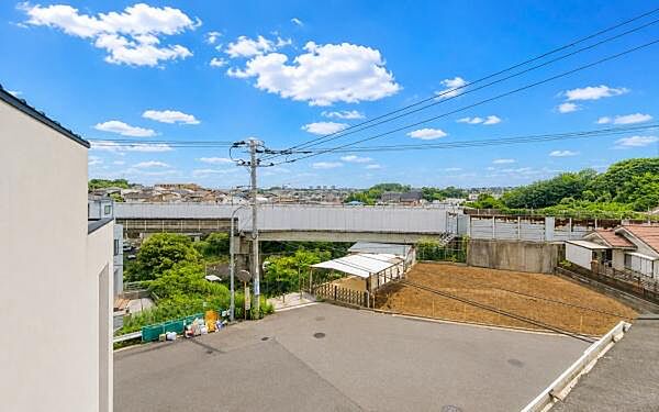《眺望》　■目の前には気持ちの良い青空が広がります。開放的で開けた空間が望めます。