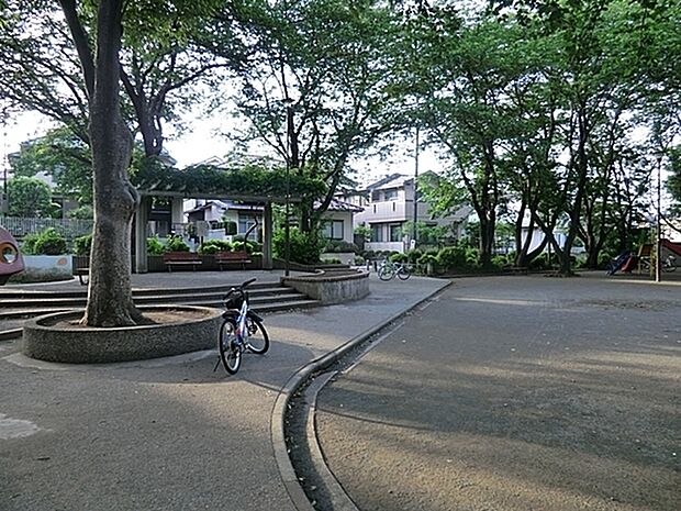 中沢町公園まで382m、きのこの形の遊具があり子供に人気です。春には桜が咲きキレイです。