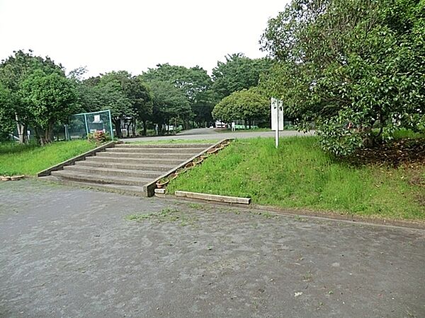 子安台公園まで660m、滑り台と砂場がある遊具広場と、全面砂地の自由に遊べる広場があります、春には桜、秋には紅葉とお散歩も楽しめます