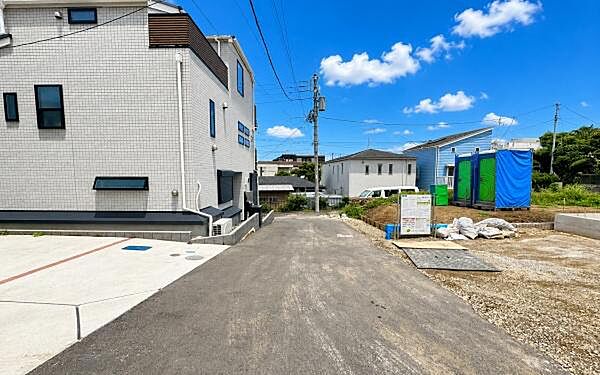 《前面道路》　■道路と敷地はフラットな地形です。
