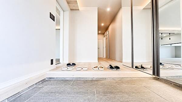 《玄関》　■玄関を開けると、エントランスホールがお出迎え。上がりがまちやシューズボックスがゆったりと構え、心地よさに包まれます。