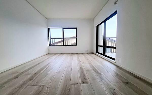 《寝室》　■朝から日差しいっぱい、早起きしたくなる洋室。ベッドを置いてもゆとりを感じられる。窓からの朝日が心地よい目覚めへと誘います。ゆとりある広さを確保し、心地よいプライベートタイムを演出します。