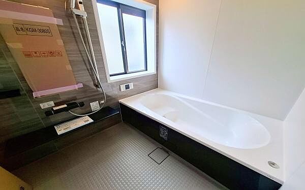 《浴室》　バスルームは一日の疲れを癒す居心地の良い空間です。