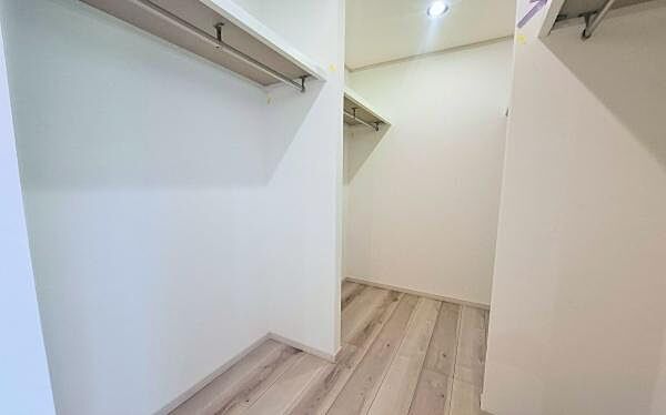 《ウォークインクローゼット》　大容量のウォークインクローゼットをご用意。衣類だけでなく、遊び道具やトランクなどの旅行用品の収納にも重宝します