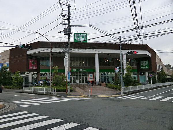 サミットストア横浜岡野店まで1358m、食と健康を考えたＰＢ商品や豊富なお惣菜は家庭の味方。各種クリニックもあり便利です。