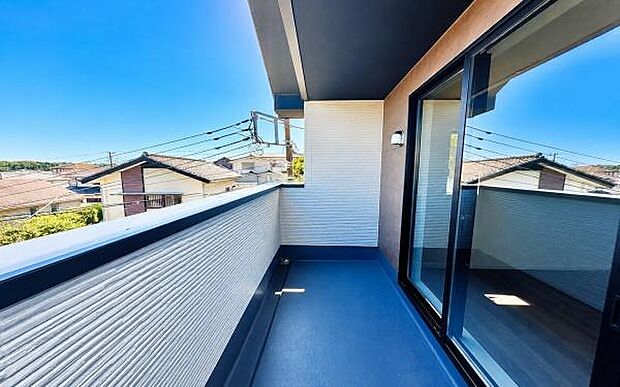 《バルコニー》　■陽当りも良く、長時間日が当たるので、洗濯物も良く乾きそうです。目の前には気持ちの良い青空が、夜には綺麗な星空が広がります。