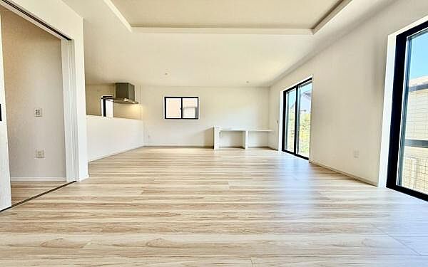 《リビングダイニング》　■ゆとりを感じさせる上質で明るい空間が、住まう人や訪れる人を心地よく迎え入れてくれます。