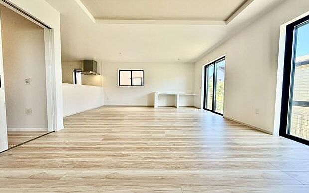 《リビングダイニング》 ■ゆとりを感じさせる上質で明るい空間が、住まう人や訪れる人を心地よく迎え入れてくれます。