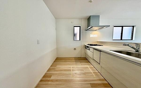 《ダイニングキッチン》　会話を楽しみながら食事を味わう。一緒にいる時間が楽しい空間。カフェにいるような気分で毎日を過ごしたい。家族でいる時間を柔らかに包み込むインテリア。