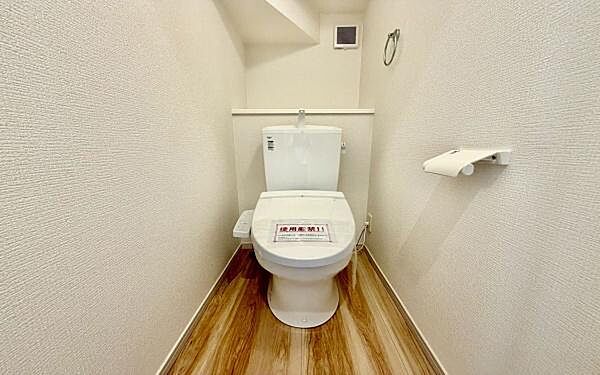 《トイレ》　■トイレは明るい空間で清潔感があります。