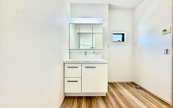 《洗面化粧台》　■使いやすいシャープなデザインの洗面化粧台。