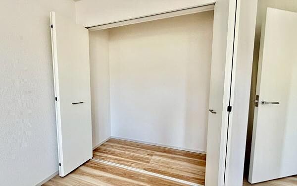 《収納》　■室内をいつもすっきり保てる、収納力のあるクローゼット。ハンガーパイプと棚板で衣類の整理整頓がしやすく、日々の暮らしをスマートにサポート。