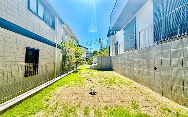 《庭》　■緑あふれる青空の下、暮らしの舞台となるプライベートガーデン。週末は家族でバーベキュー、季節ごとに彩りを変えるガーデニング、庭のある暮らしが家族の記憶を育てます。