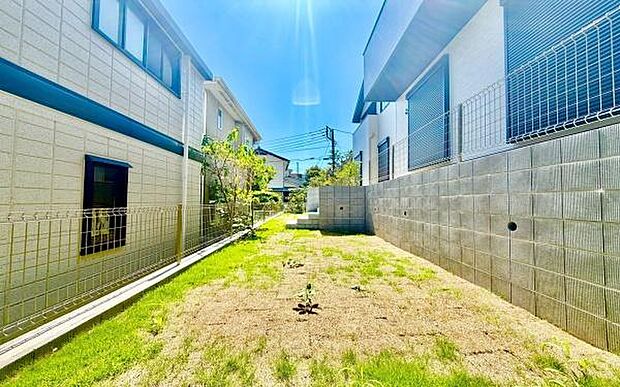 《庭》 ■緑あふれる青空の下、暮らしの舞台となるプライベートガーデン。週末は家族でバーベキュー、季節ごとに彩りを変えるガーデニング、庭のある暮らしが家族の記憶を育てます。