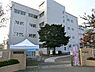 周辺：横浜市立和泉小学校まで617m、 みんな輝け和泉っ子   周囲をキャベツ畑やネギ畑、果樹園といった大自然に囲まれた小学校