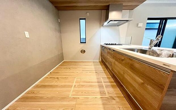 《システムキッチン》　■会話を楽しみながら食事を味わう。一緒にいる時間が楽しい空間。カフェにいるような気分で毎日を過ごしたい。家族でいる時間を柔らかに包み込むインテリア。