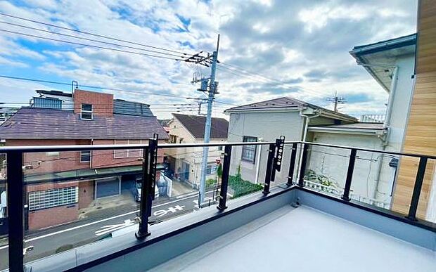 《バルコニー》　■「青い空」と「白い雲」、「気分が晴れる場所」がここにあります。