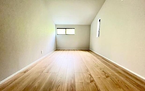 《洋室》　■収納もしっかりとれていて、陽当たりも良く明るい居室。