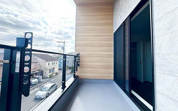 《バルコニー》 ■「青い空」と「白い雲」、「気分が晴れる場所」がここにあります。
